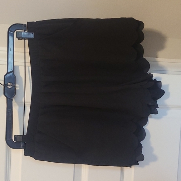 LAUREN Conrad Scallop Black shorts sz Medium - Picture 1 of 4